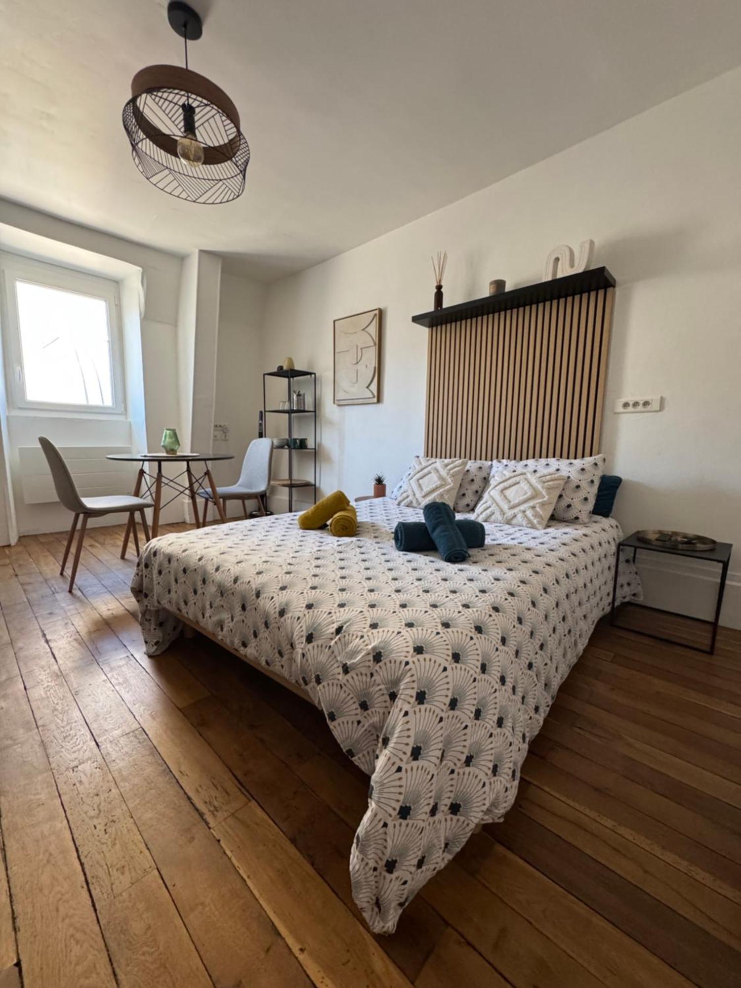 Charmant Appartement Au Coeur De Μπουρζ Εξωτερικό φωτογραφία