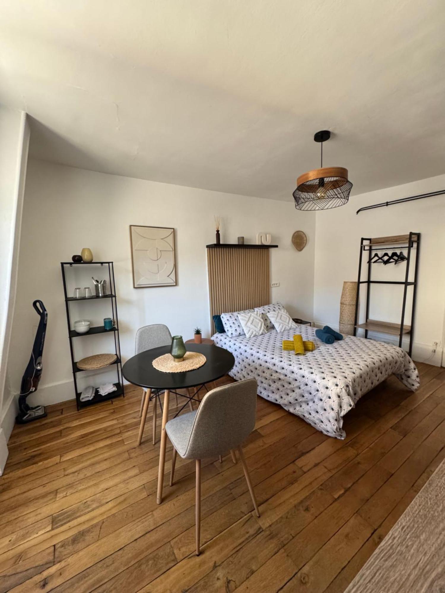 Charmant Appartement Au Coeur De Μπουρζ Εξωτερικό φωτογραφία