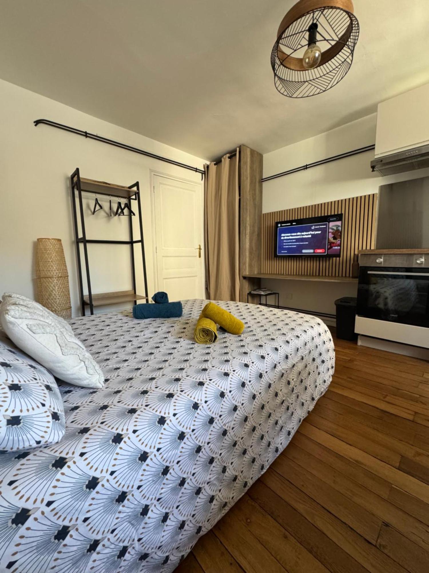 Charmant Appartement Au Coeur De Μπουρζ Εξωτερικό φωτογραφία