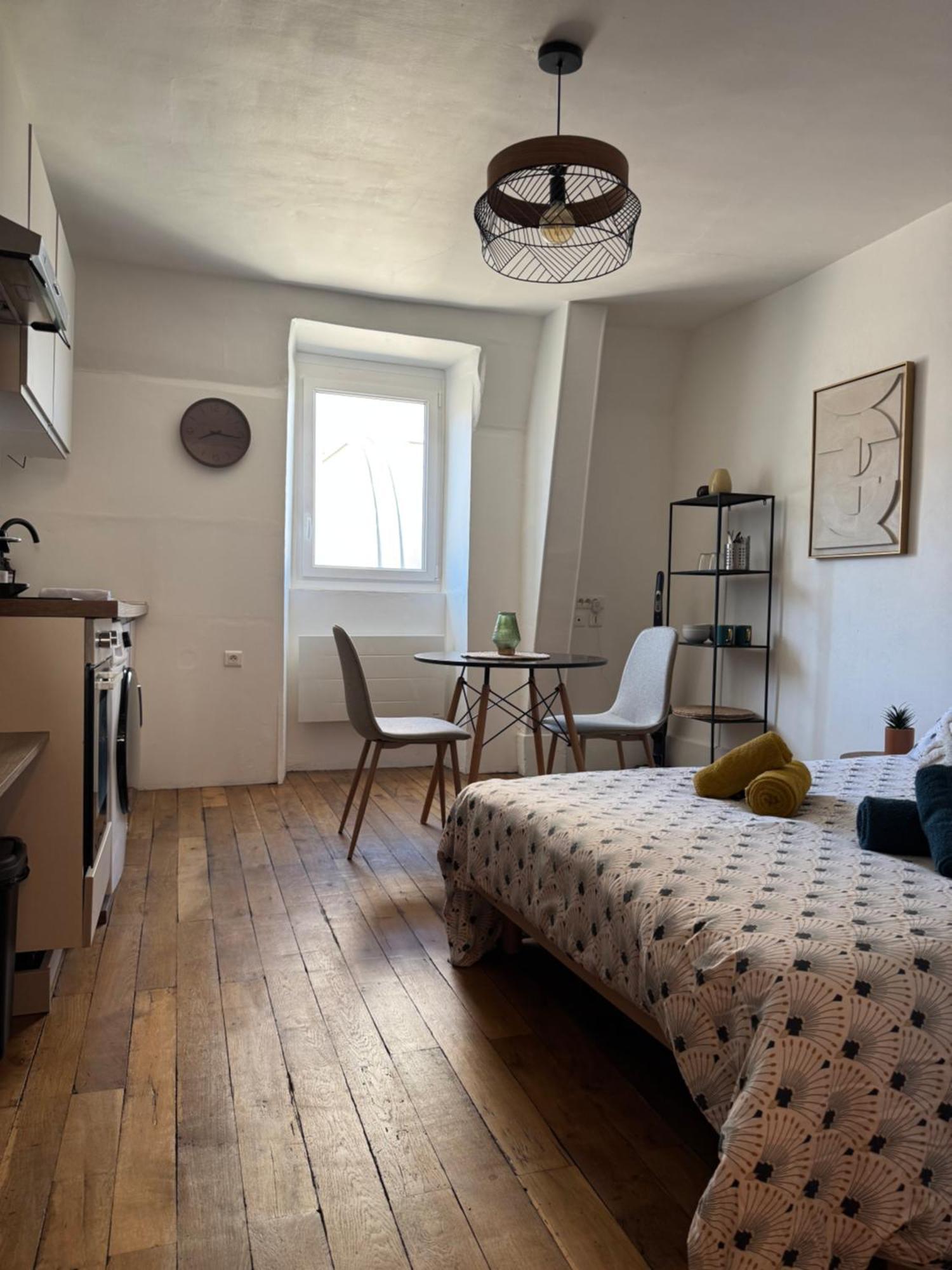 Charmant Appartement Au Coeur De Μπουρζ Εξωτερικό φωτογραφία